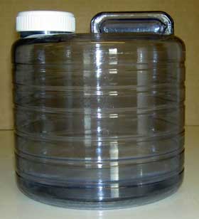 Uppsamlingskärlet är av polykarbonat, stark plast speciellt lämpad för vatten.